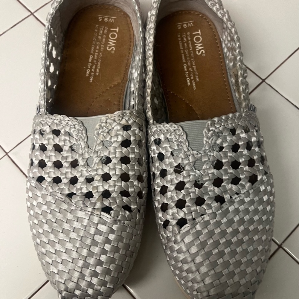 Toms Women's Metallic Silver Loafers